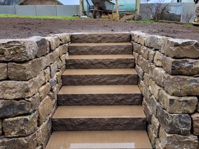 Natursteintreppe integriert in einer Natursteinmauer aus Muschelkalk