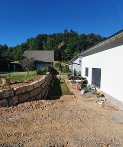 Natursteinmauer aus Muschelkalk