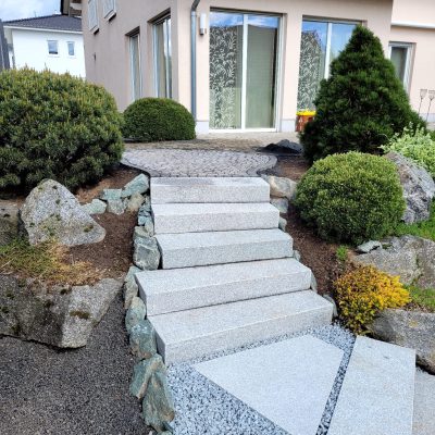 Natursteintreppe aus Granit ersetzt unvorteilhafte Rasenrampe - Altenhaßlau​