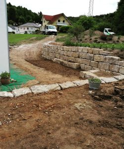 Natursteinmauer aus Muschelkalk