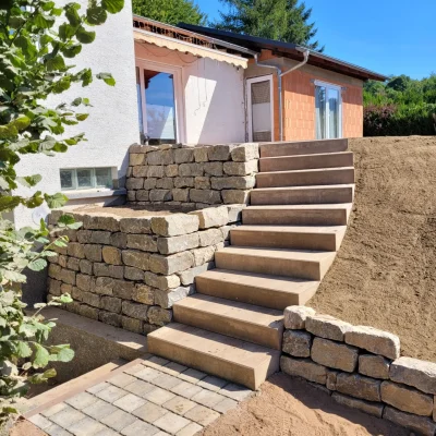 Maul Gartenbau - Treppenanlage aus kleinen Muschelkalkblöcken - Gründau Main-Kinzig-Kreis