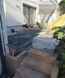 Neue Terrasse mit Naturstein und Keramikplatten - Splitt abziehen - Maul Gartenbau, Gründau, Gelnhausen, Langenselbold und Umgebung