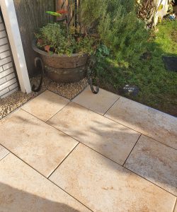 Neue Terrasse mit Naturstein und Keramikplatten - fertig 2 - Maul Gartenbau, Gründau, Gelnhausen, Langenselbold und Umgebung