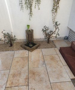 Neue Terrasse mit Naturstein und Keramikplatten - fertig 4 - Maul Gartenbau, Gründau, Gelnhausen, Langenselbold und Umgebung