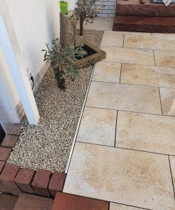 Neue Terrasse mit Naturstein und Keramikplatten - fertig - Maul Gartenbau, Gründau, Gelnhausen, Langenselbold und Umgebung