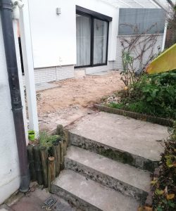 Neue Terrasse mit Naturstein und Keramikplatten während dem Umbau - Maul Gartenbau, Gründau, Gelnhausen, Langenselbold und Umgebung